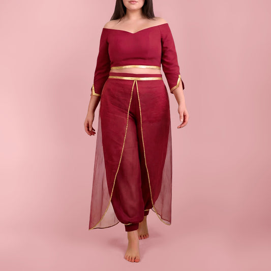 Ensemble Yasmine femme rouge bordeaux avec details dores, top court manches longues et pantalon ample avec voile, vue de face – patron Kandix