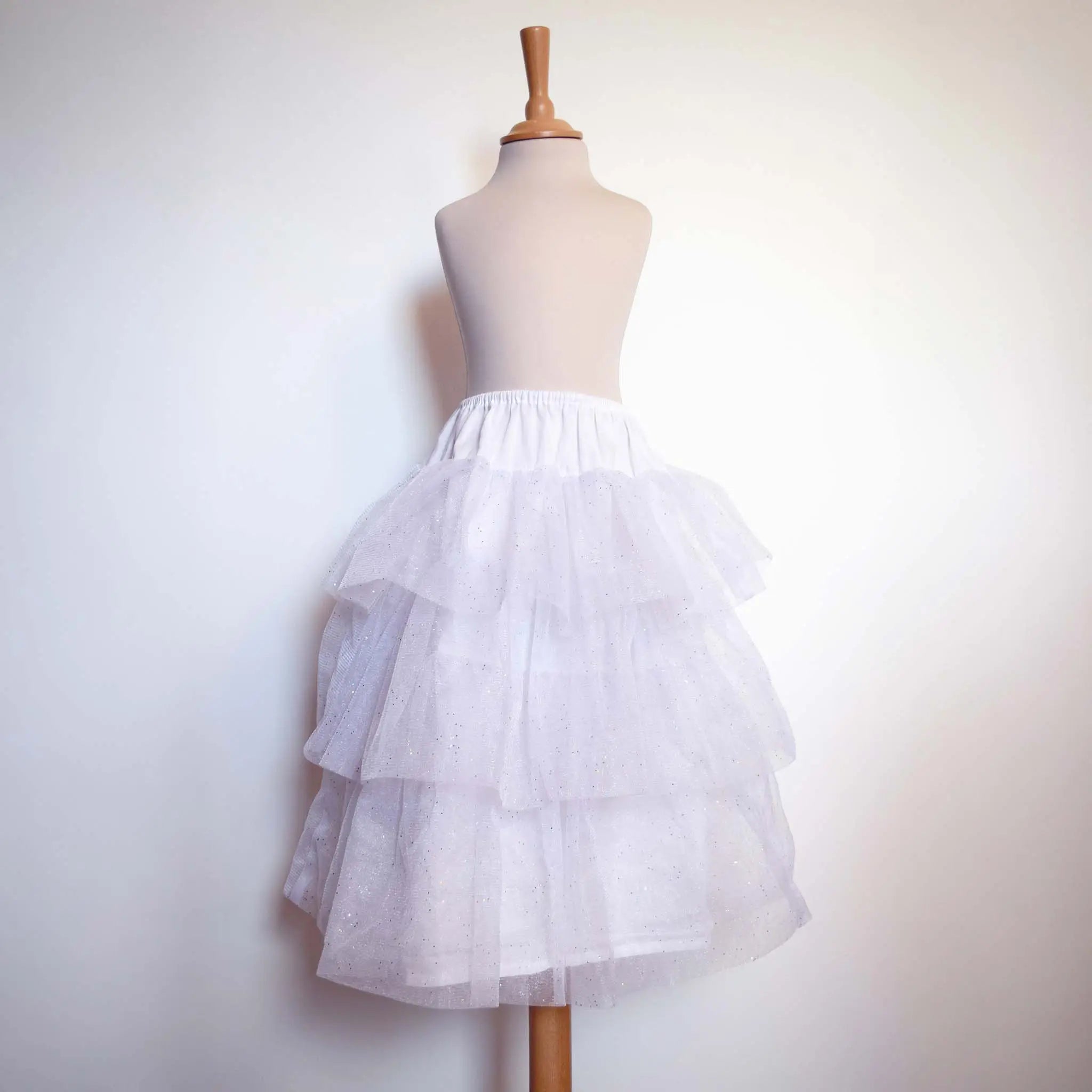Jupon enfant blanc en tulle pailleté présenté sur un mannequin – patron de couture Kandix