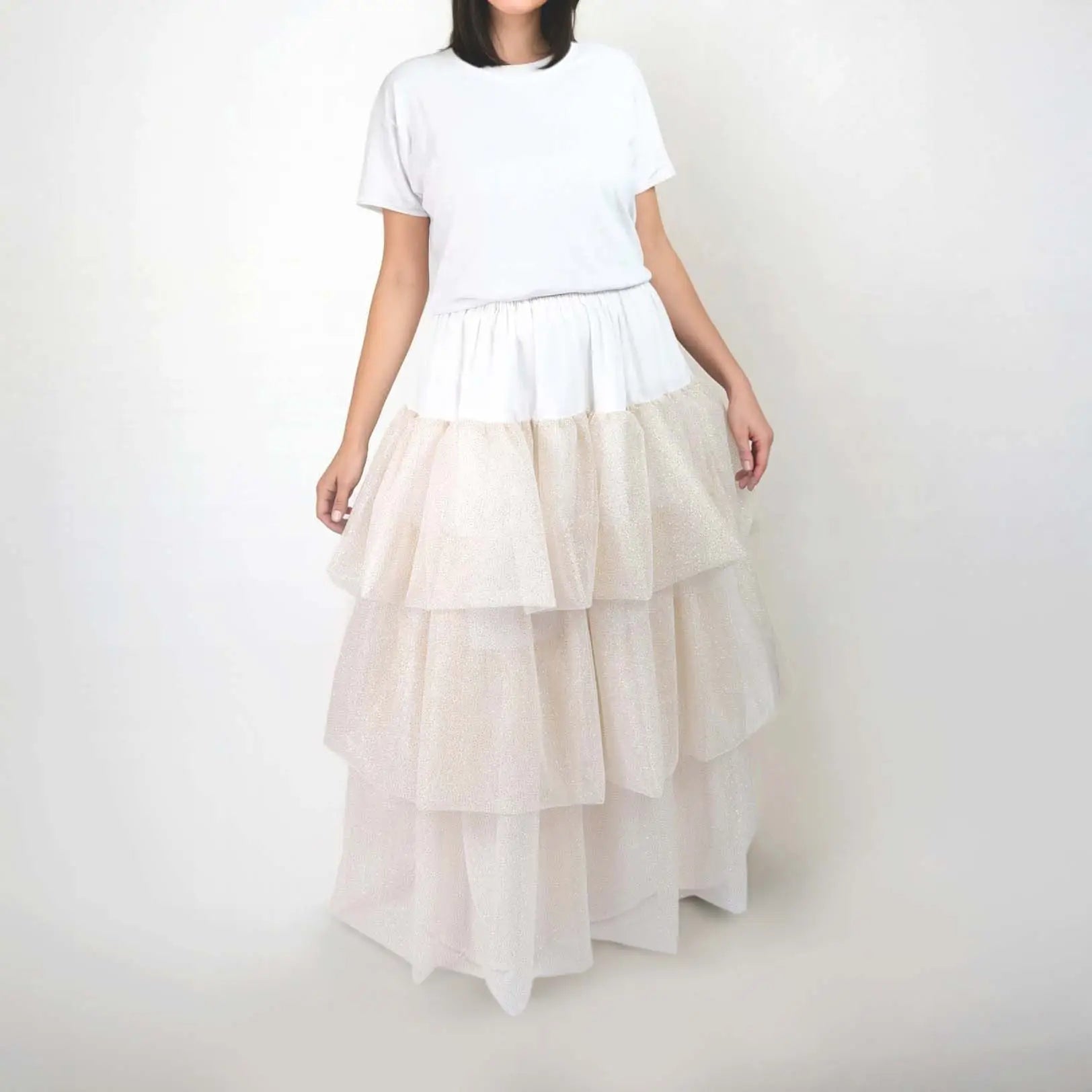 Femme portant un jupon long blanc à volants vue de face avec main sur la hanche - patron de couture Kandix