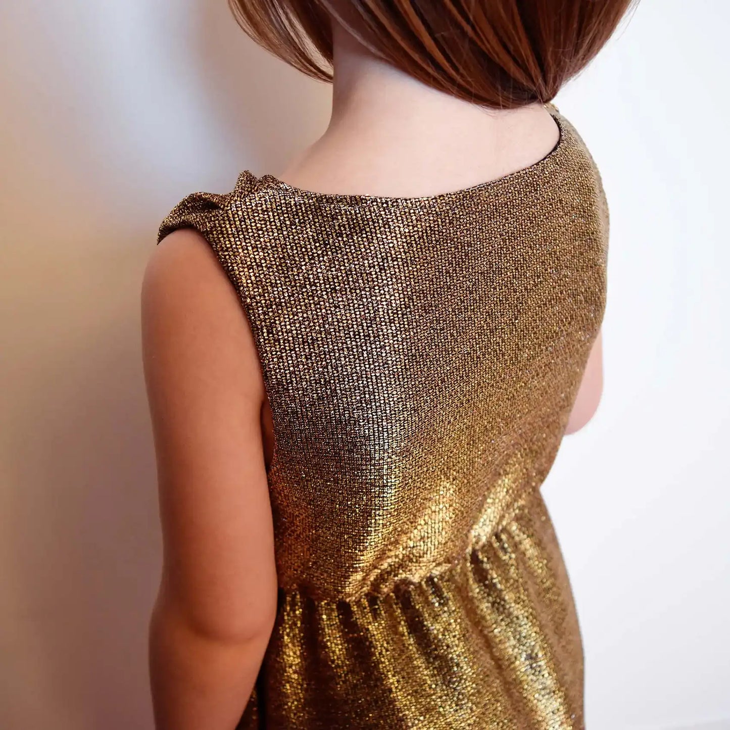 Vue rapprochée du dos et de l’épaule d’une robe enfant en lurex doré – patron de couture Cylia de Kandix