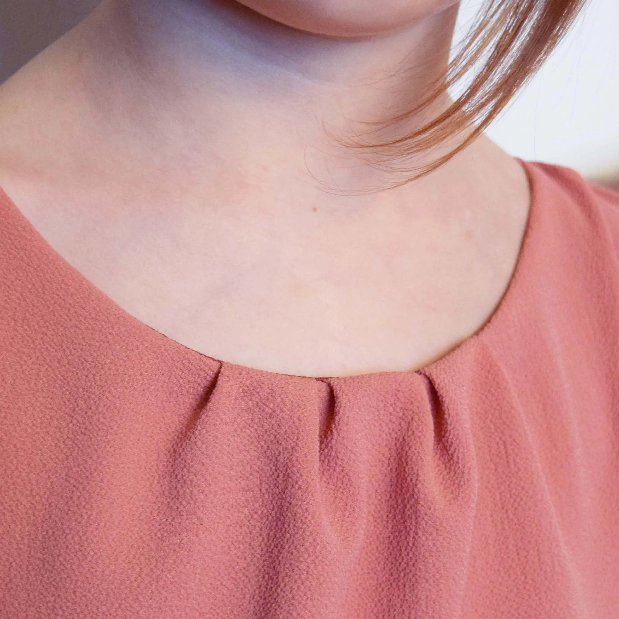 Détail du col avec plis de la robe en crêpe rose – patron de couture Cylia de Kandix