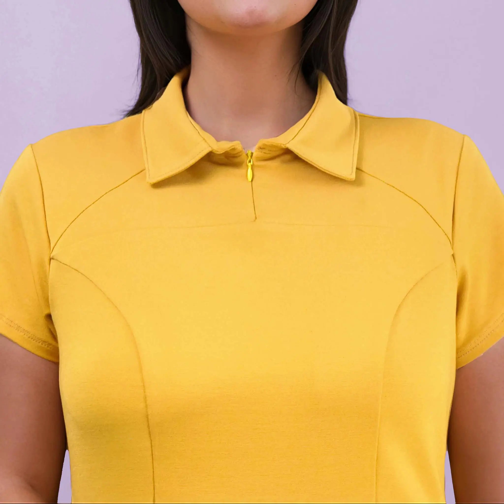 Vue rapprochée de la robe jaune montrant le col et les découpes - patron de couture Gaby de Kandix