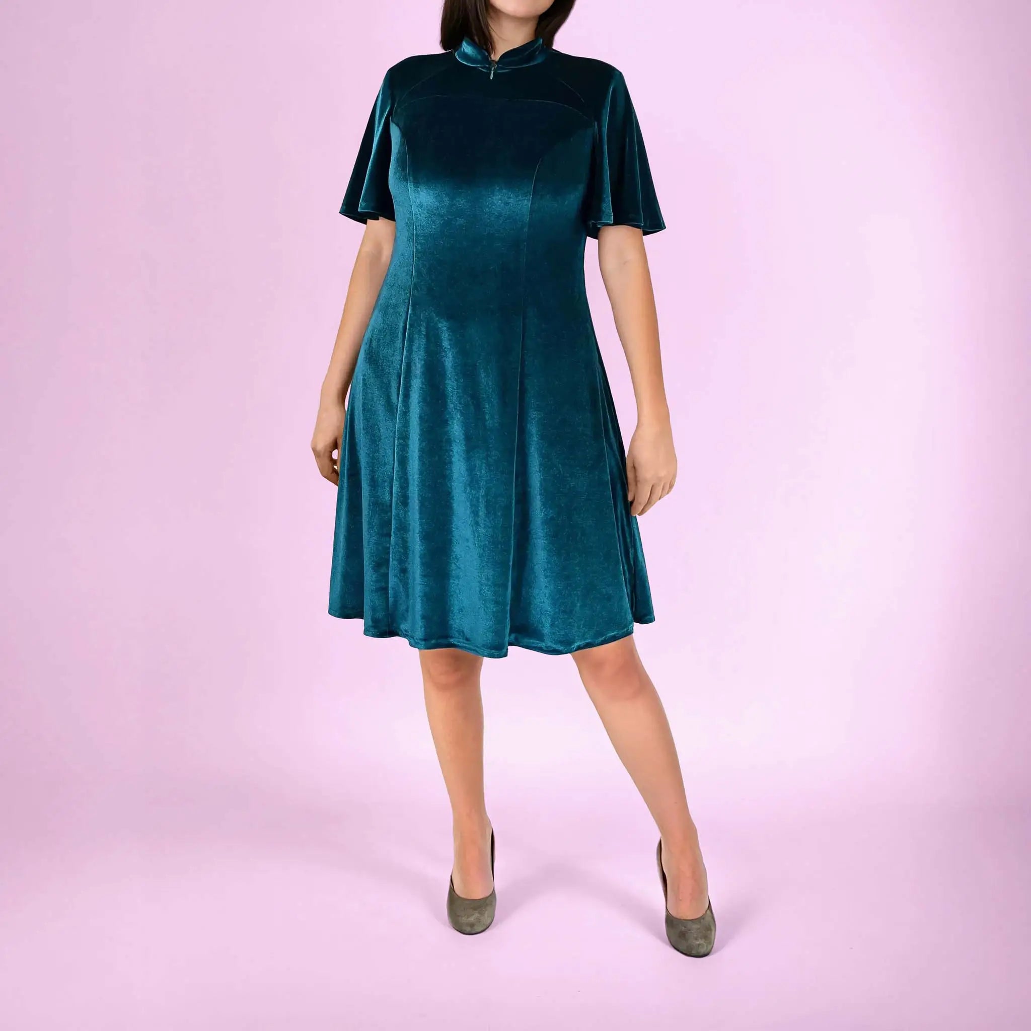 Robe en velours vert portée par une femme debout, dans une pause naturelle - patron de couture Gaby de Kandix