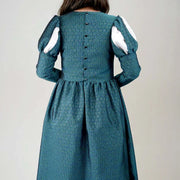 Vue arrière complète d’une robe de princesse médiévale verte avec jupe longue – patron de couture Margaux de Kandix
