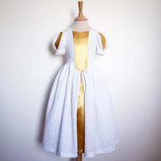 Robe de princesse enfant blanche et dorée portée avec jupon pour plus de volume – patron de couture Margaux de Kandix