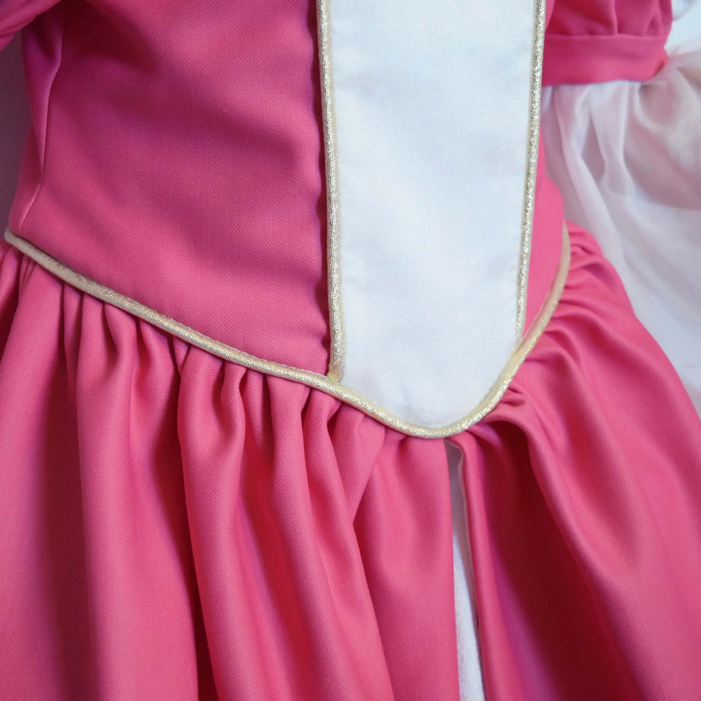 Gros plan sur la taille cintrée d’une robe de princesse enfant rose – patron de couture Margaux de Kandix