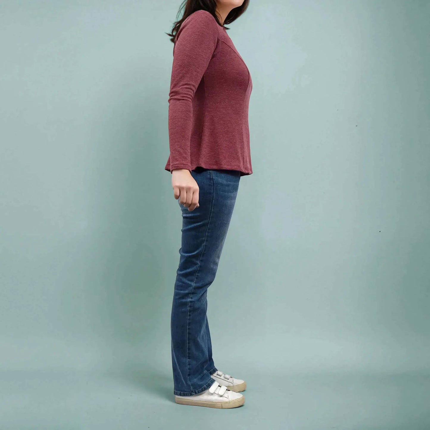 Femme de profil portant un top bordeaux manches longues et un jean – patron de couture Gaby de Kandix