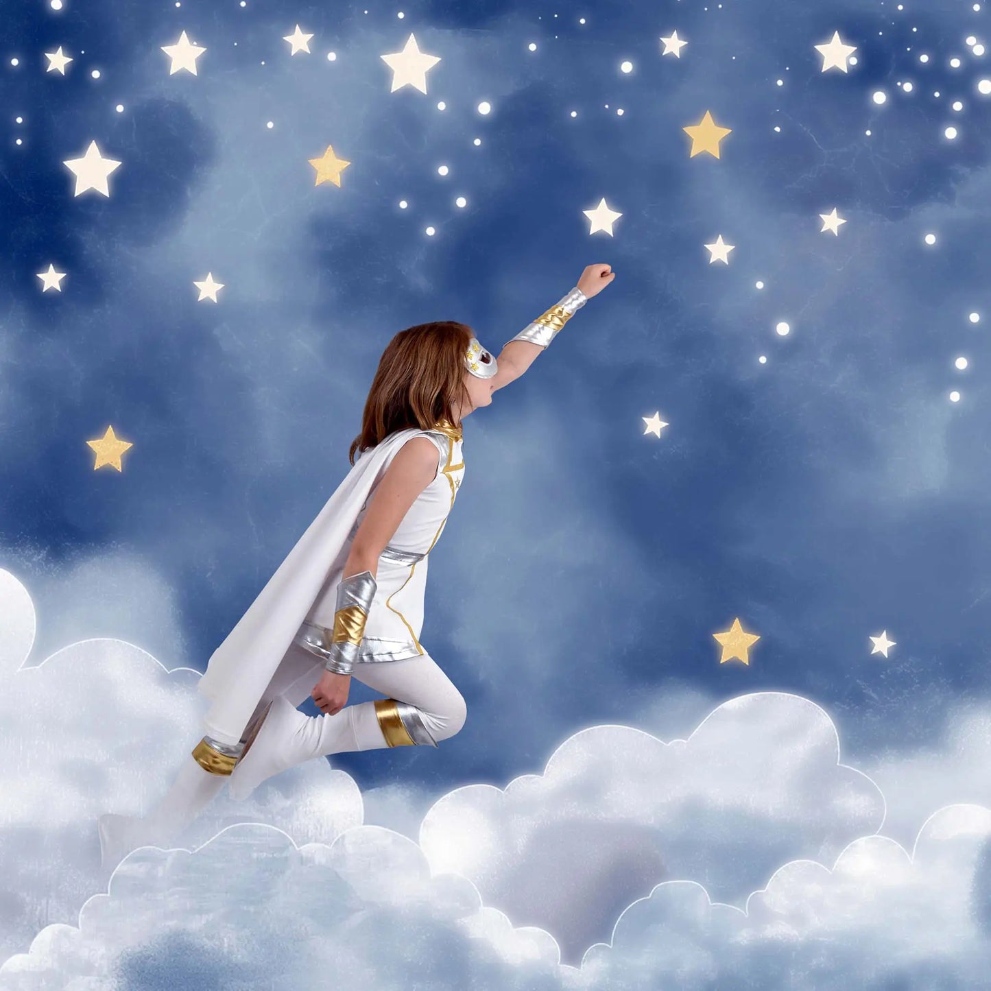 Enfant déguisé en super-héroïne dans les nuages avec fond étoilé – patron de couture Kit Super Kid de Kandix