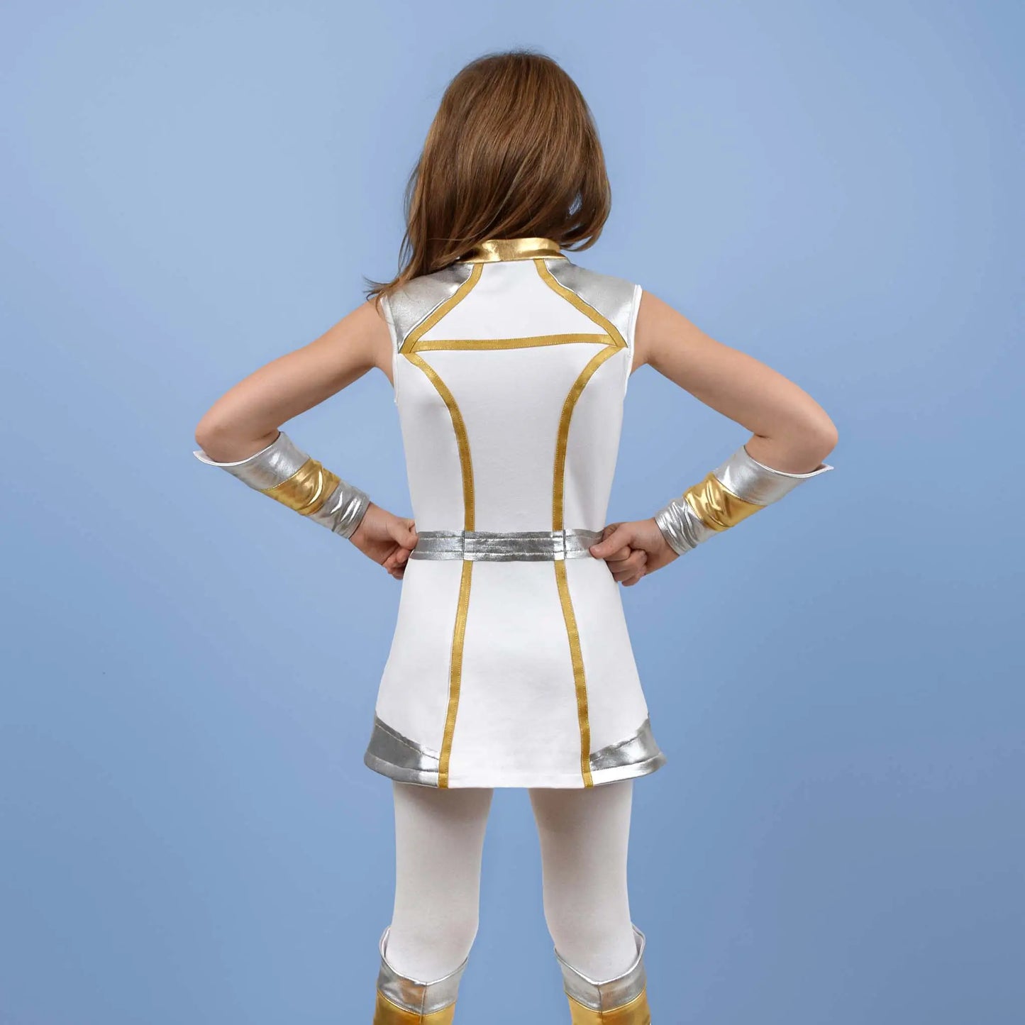 Vue dos du costume avec col métallisé et coutures dorées contrastantes – patron de couture Kit Super Kid de Kandix