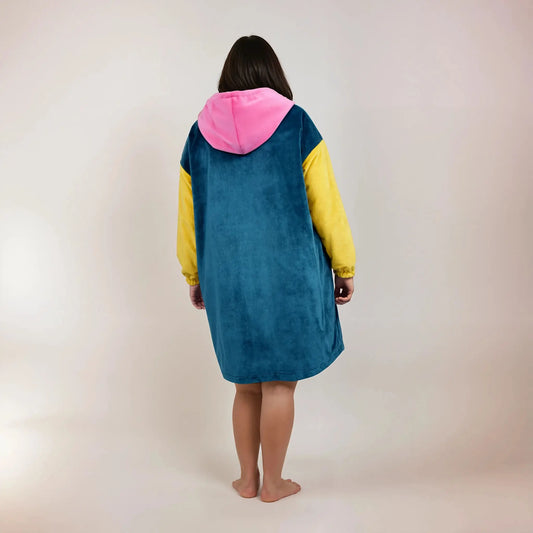 Sweat Casimir femme en velours bleu avec capuche rose et manches jaunes, vue dos – patron Kandix