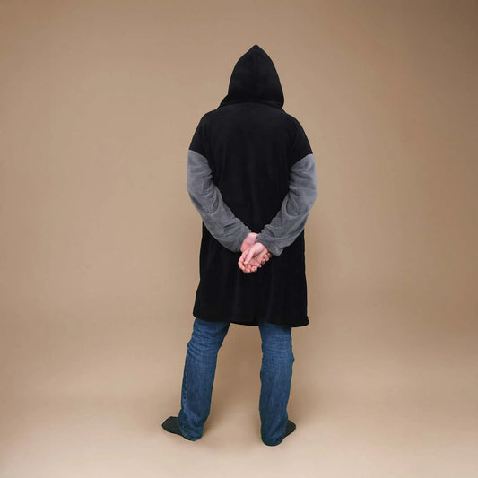 Vue de dos d’un homme en sweat Casimir noir et gris, mains croisées derrière le dos - patron de couture Casimir de Kandix