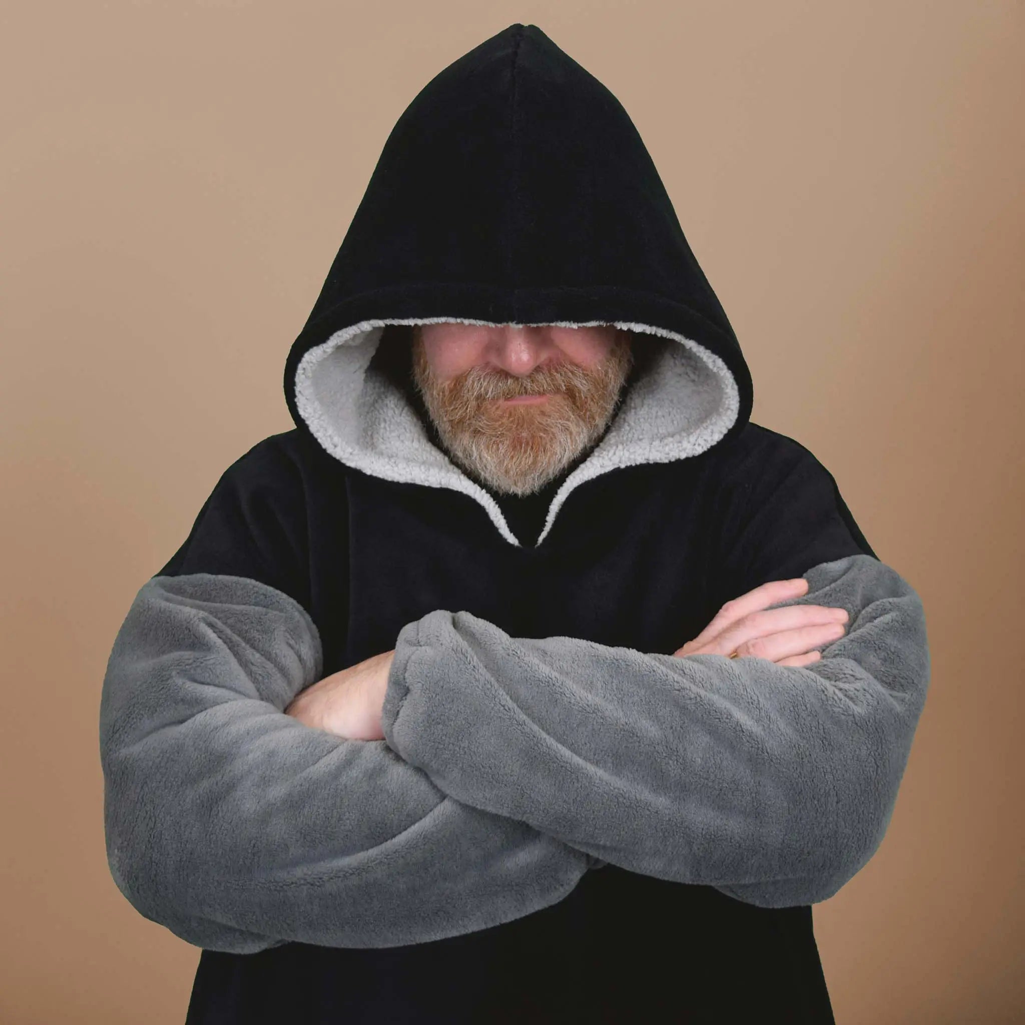 Homme en sweat Casimir noir et gris, bras croisés et capuche rabattue - patron de couture Casimir de Kandix