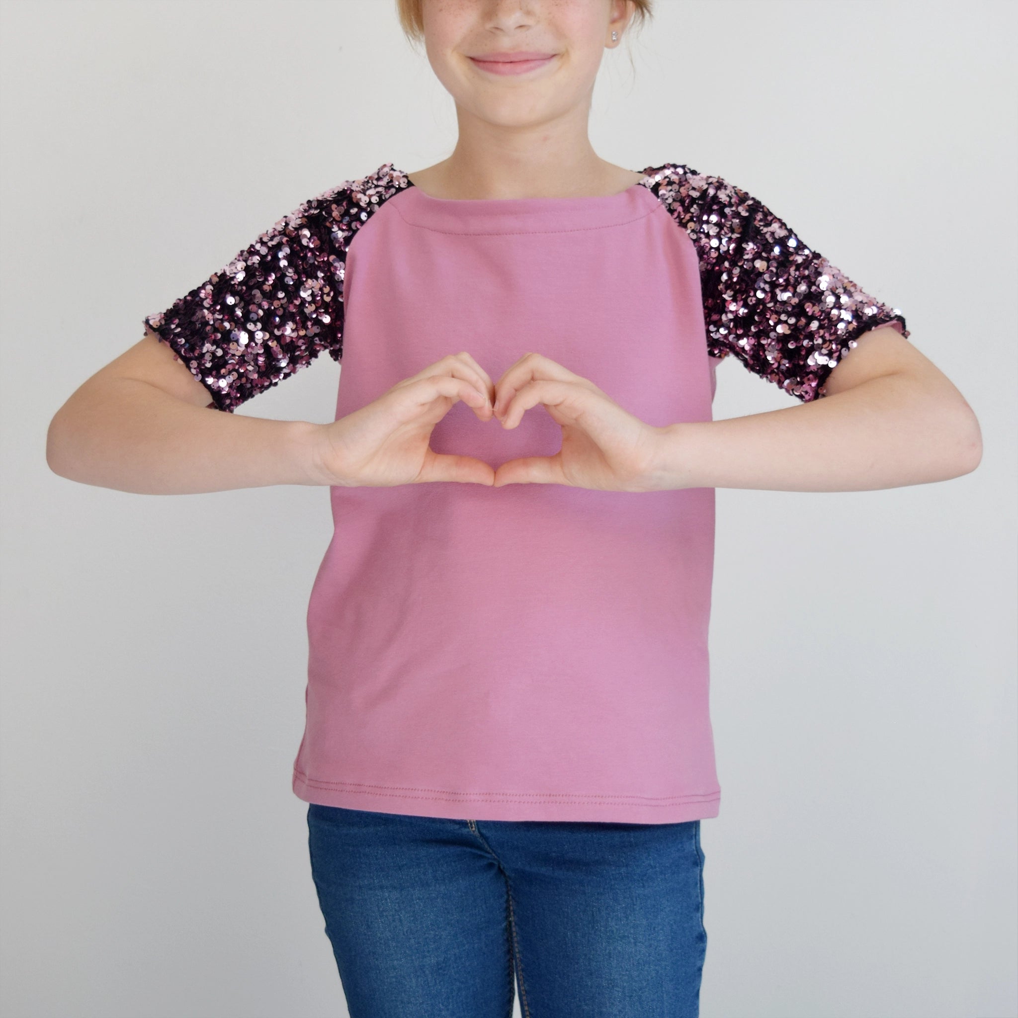 T-shirt raglan enfant rose avec manches à sequins et geste cœur – patron de couture TAO de Kandix