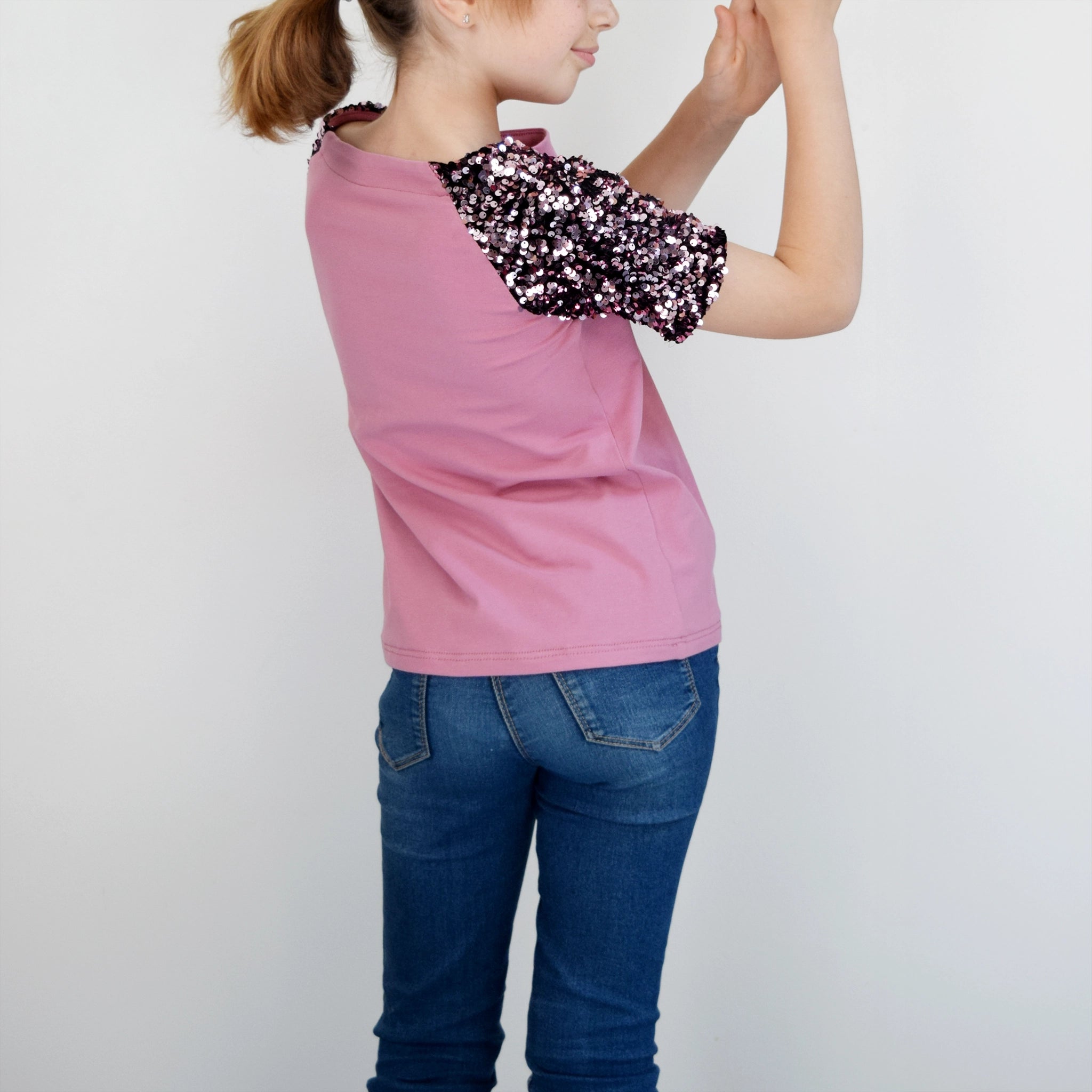T-shirt raglan enfant rose avec manches courtes à sequins vu de profil – patron de couture TAO de Kandix