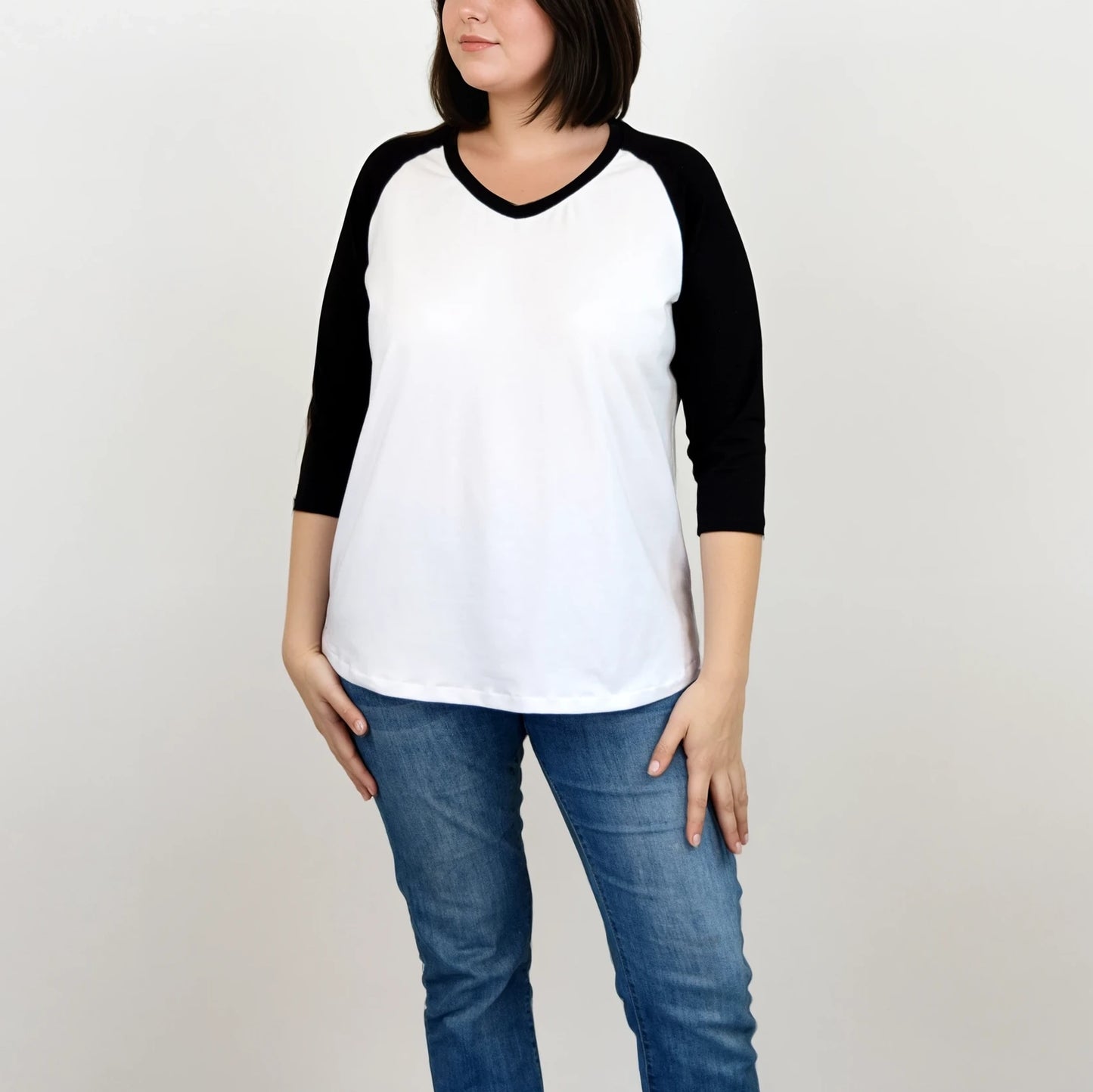 T-shirt raglan femme TAO vu de face avec col en V, manches 3/4 noires et buste blanc – patron de couture TAO de Kandix