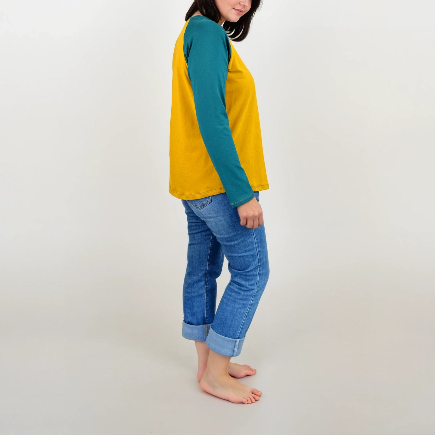 T-shirt raglan femme TAO vu de profil, col rond, manches longues vert canard et buste moutarde – patron de couture TAO de Kandix