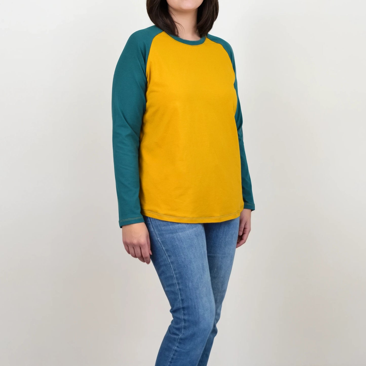 T-shirt raglan femme TAO vu de trois quarts, col rond, manches longues vert canard et devant moutarde – patron de couture TAO de Kandix