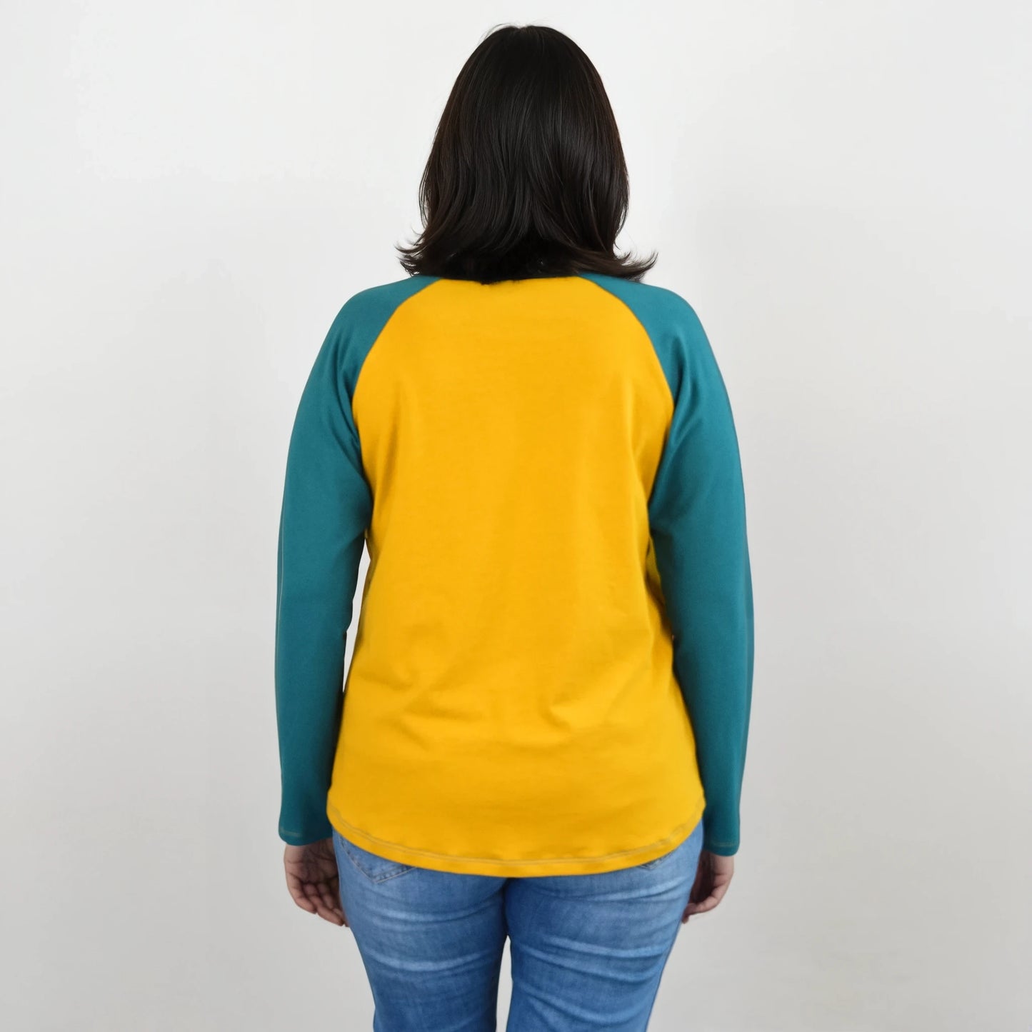 Vue de dos du t-shirt raglan femme TAO, col rond, manches longues vert canard et dos jaune moutarde – patron de couture TAO de Kandix