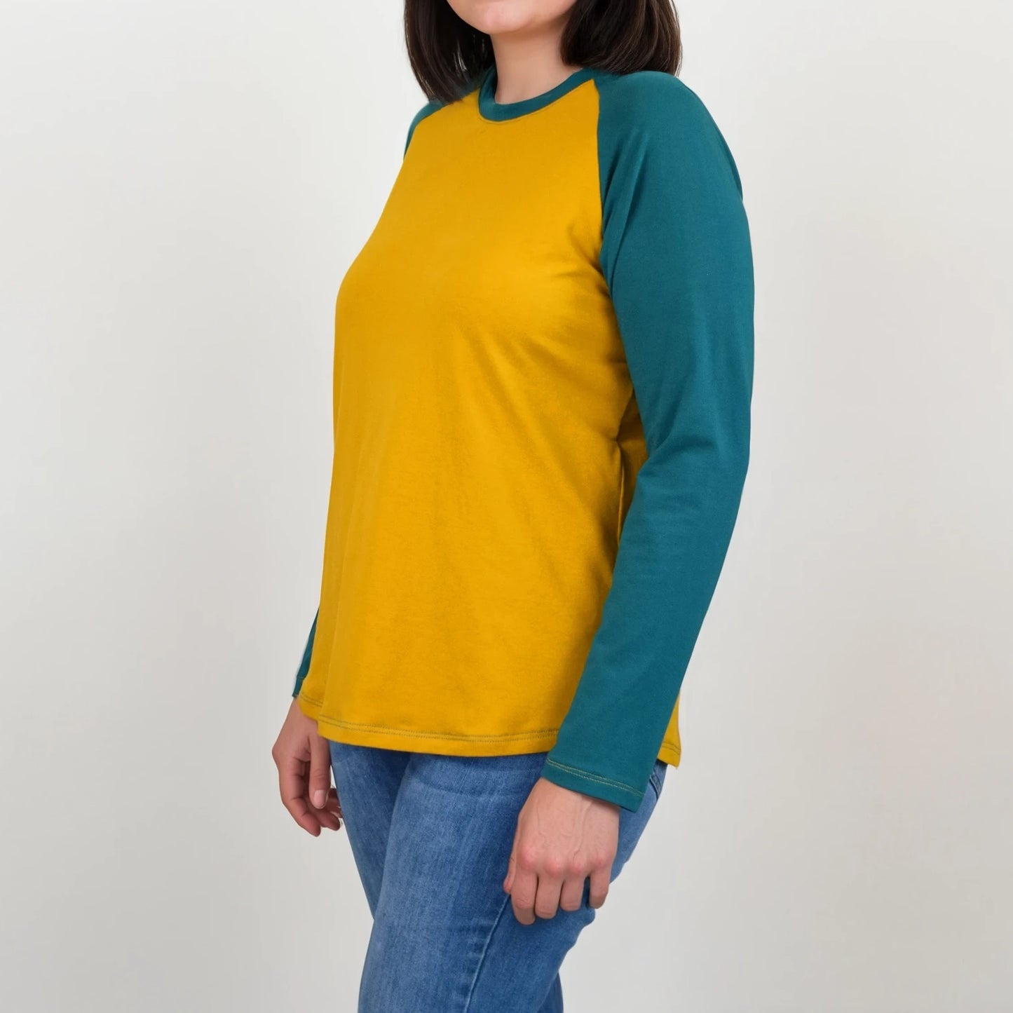 Vue de profil du t-shirt raglan femme TAO, col rond, manches longues vert canard et devant jaune moutarde – patron de couture TAO de Kandix