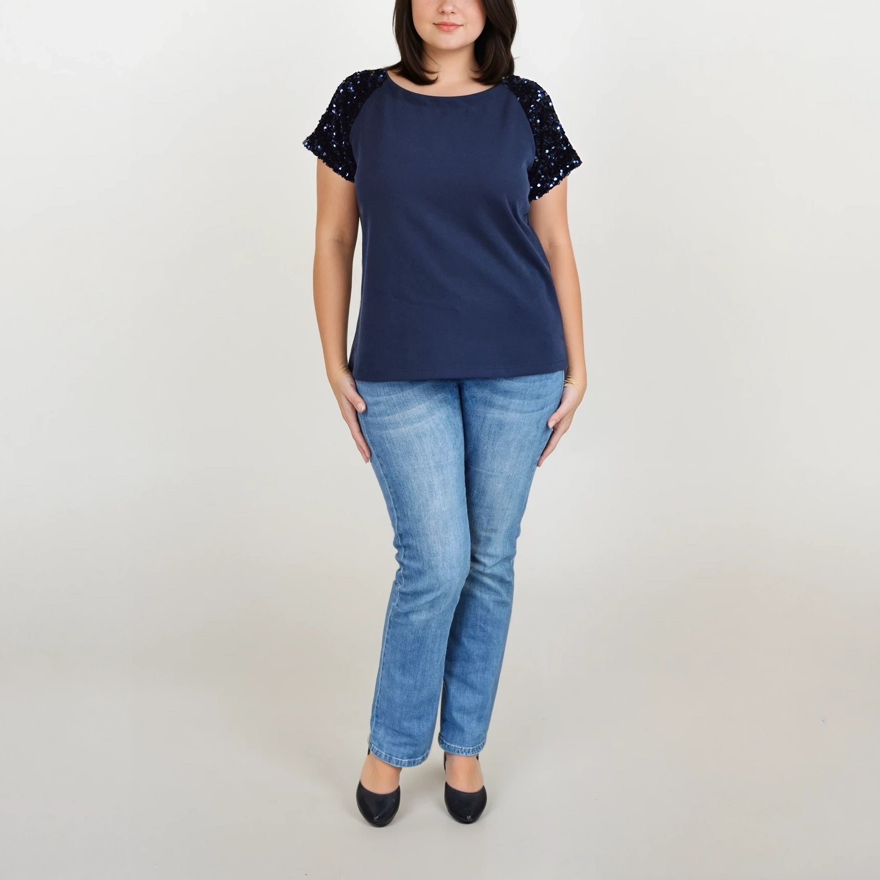 T-shirt raglan femme TAO, vu de face, manches courtes en sequins bleu marine et corps uni assorti – patron de couture TAO de Kandix