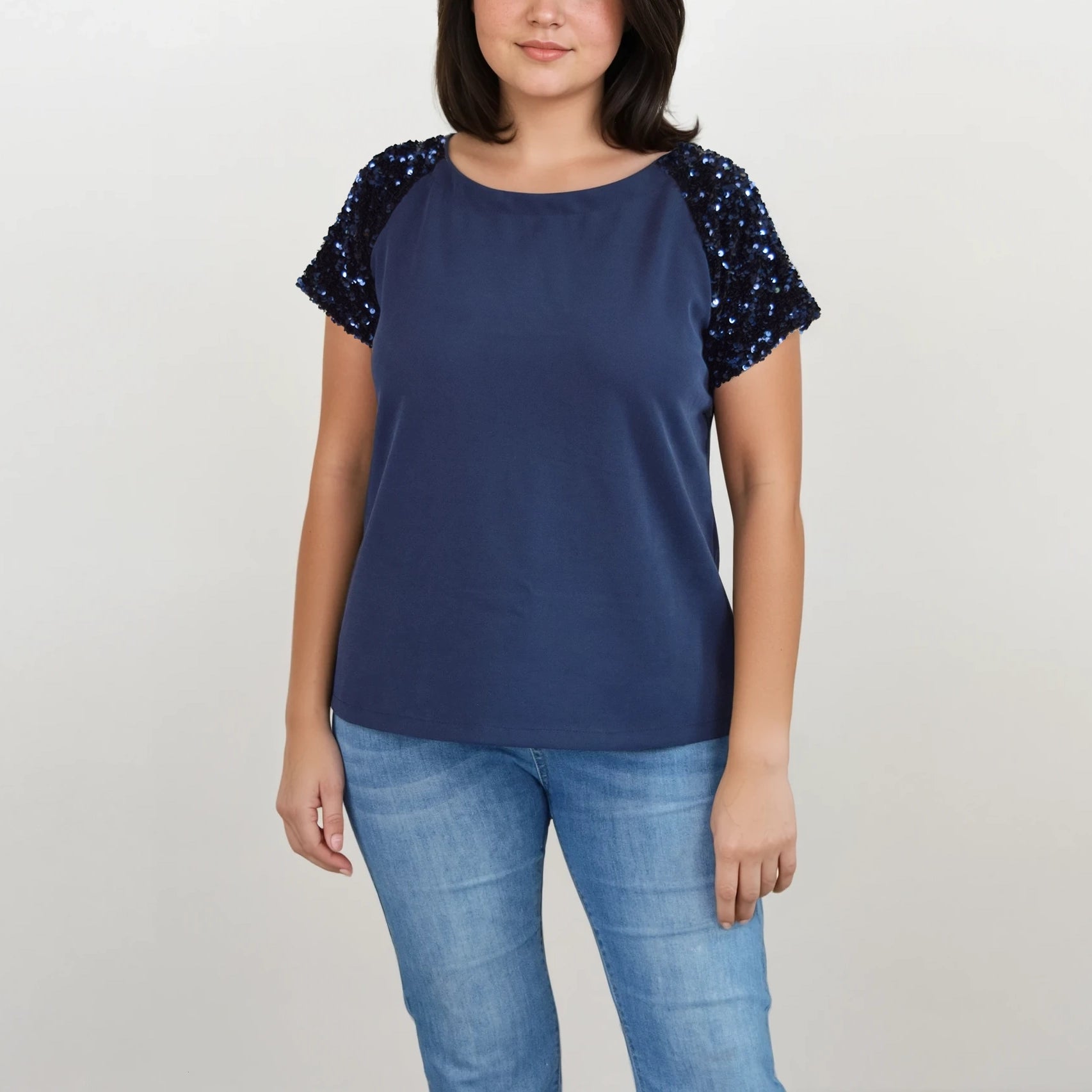 T-shirt raglan femme TAO, vue de face, manches courtes en sequins bleu marine et devant uni – patron de couture TAO de Kandix