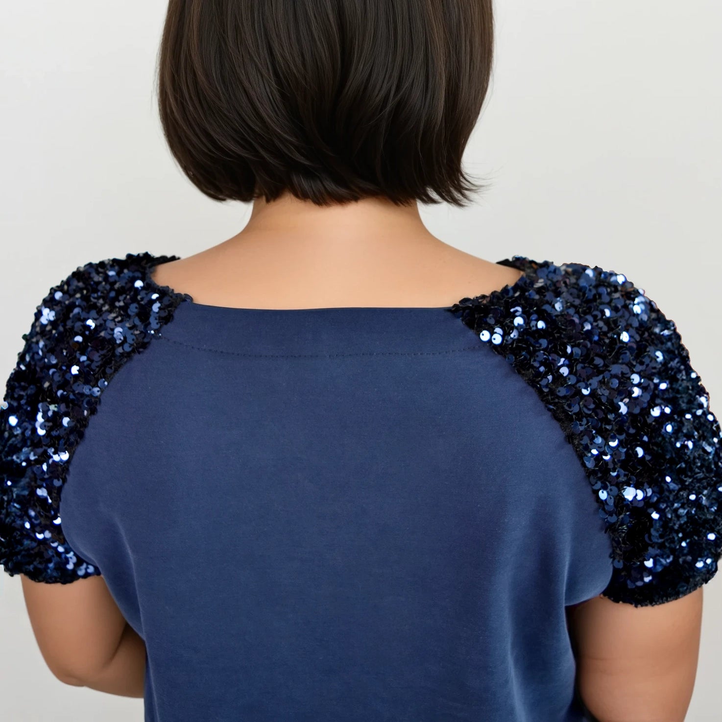 Gros plan sur les manches raglan à sequins et l’encolure dos du t-shirt femme TAO – patron de couture TAO de Kandix