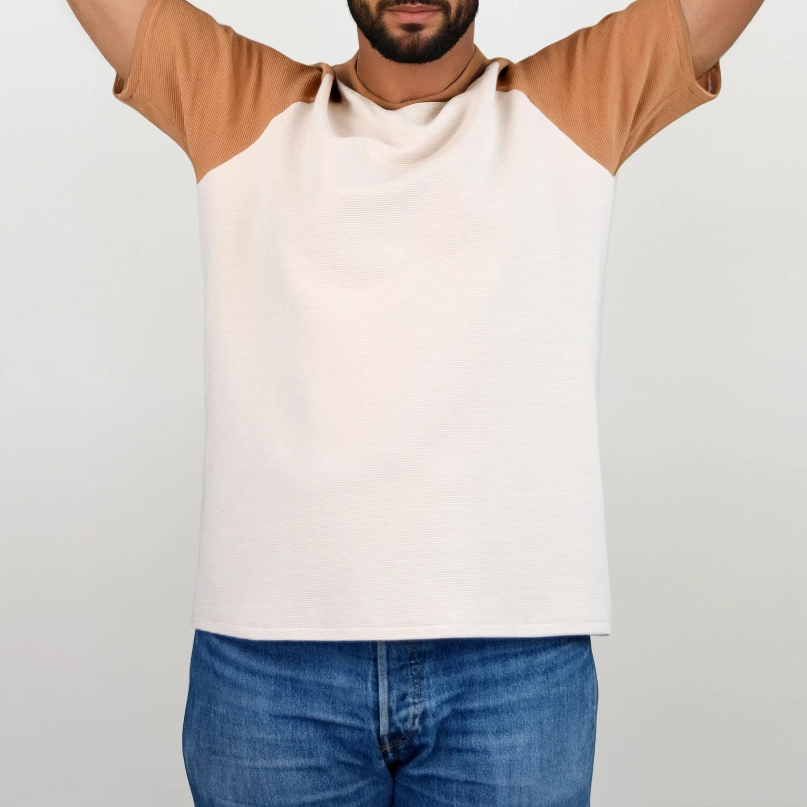 T-shirt raglan homme en jersey bicolore beige et camel, vu de face avec les bras levés – patron de couture TAO de Kandix