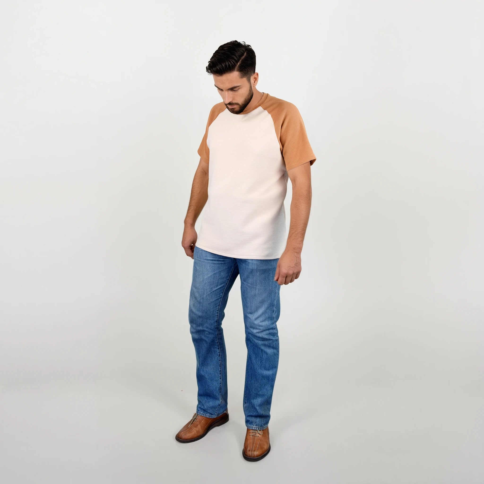 T-shirt raglan homme bicolore beige et camel, porté avec un jean, vue de face en pose décontractée – patron de couture TAO de Kandix