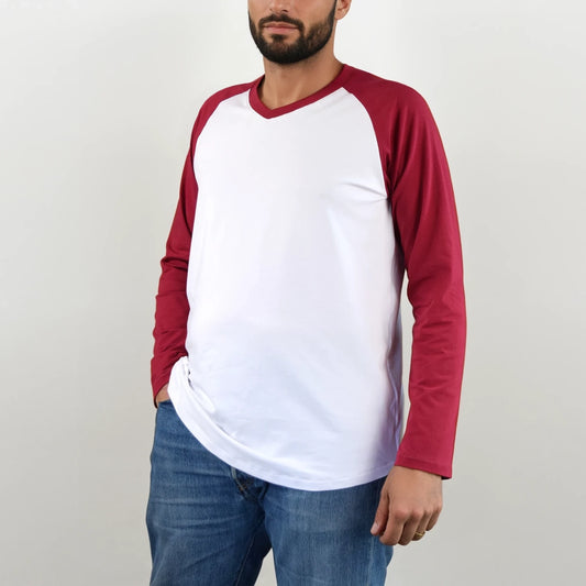 T-shirt raglan homme col V, manches longues bordeaux et corps blanc, porté avec un jean, vue de face – patron de couture TAO de Kandix