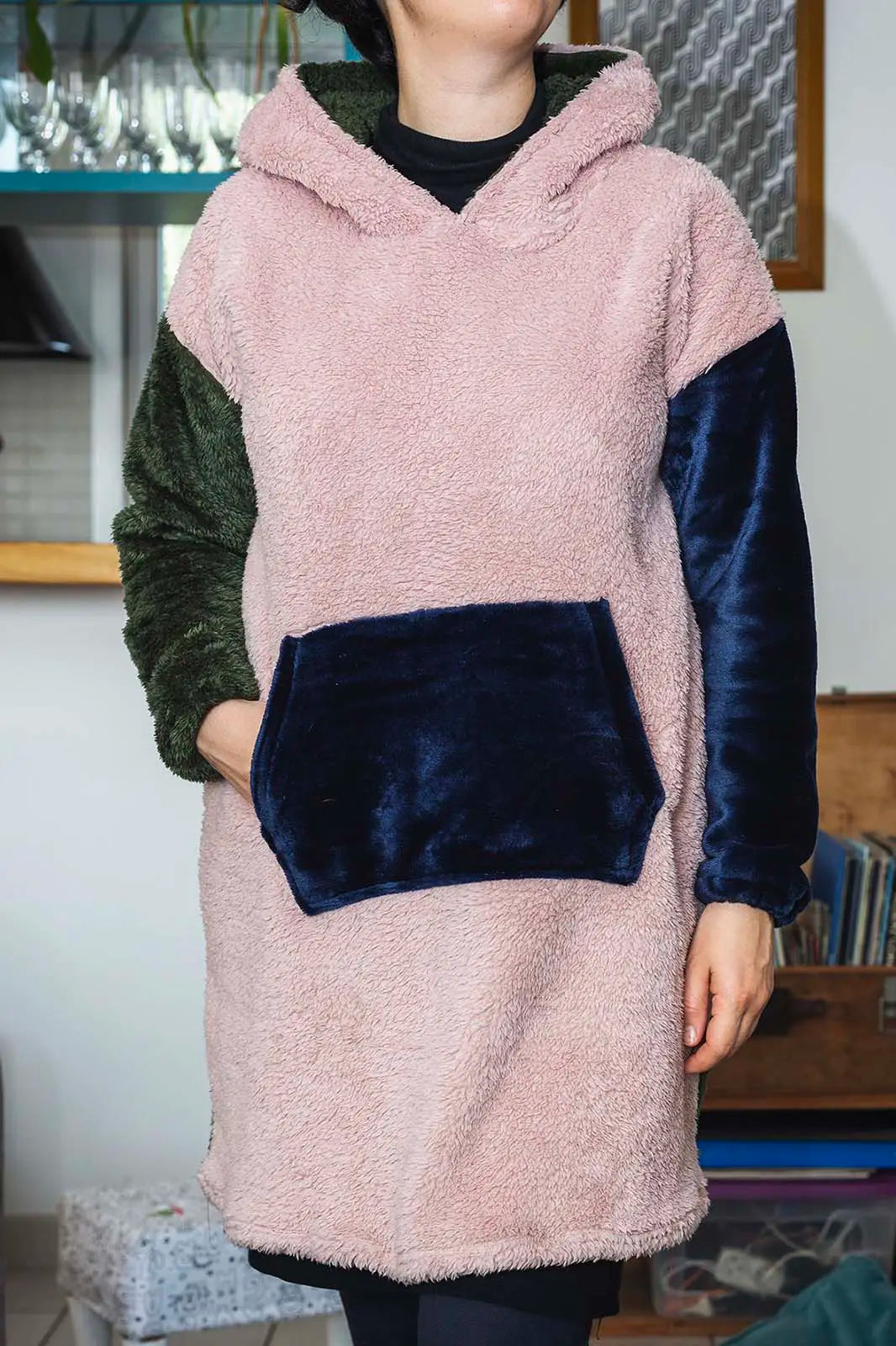 sweat doudou adulte tricolore avec capuche, vue de face mains dans les poches - patron de couture Casimir de Kandix