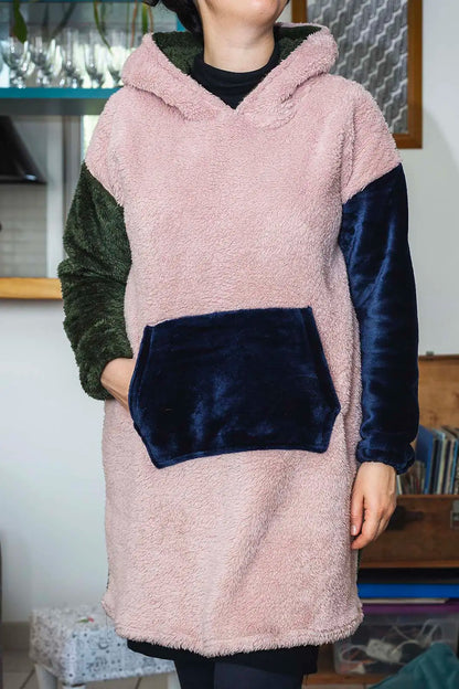 sweat doudou adulte tricolore avec capuche, vue de face mains dans les poches - patron de couture Casimir de Kandix