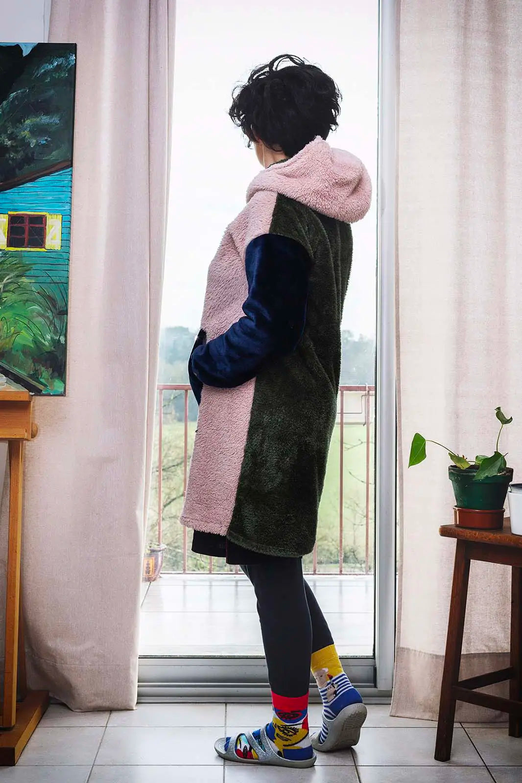 sweat doudou adulte tricolore vu de profil, capuche et mains dans la poche - patron de couture Casimir de Kandix