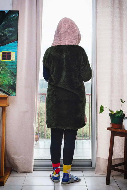 sweat doudou adulte tricolore vu de dos avec capuche portée - patron de couture Casimir de Kandix