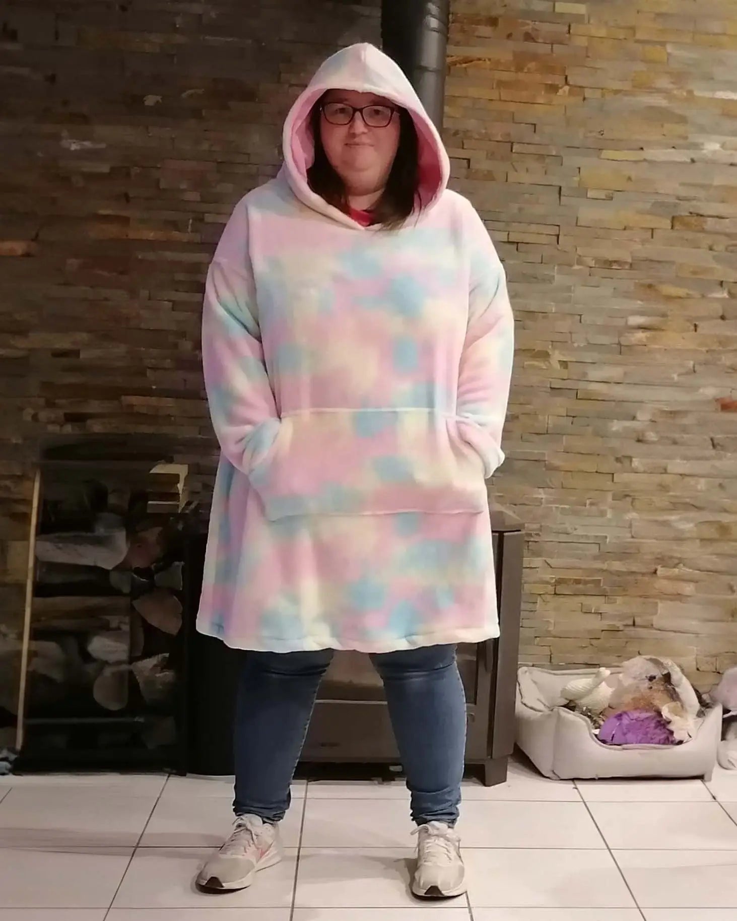 Femme debout avec un sweat doudou pastel à capuche, les mains dans la poche, vue de face - patron de couture Casimir de Kandix