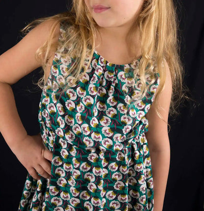 Vue de face d’une robe verte fleurie, main posée sur la hanche – patron de couture Cylia de Kandix

