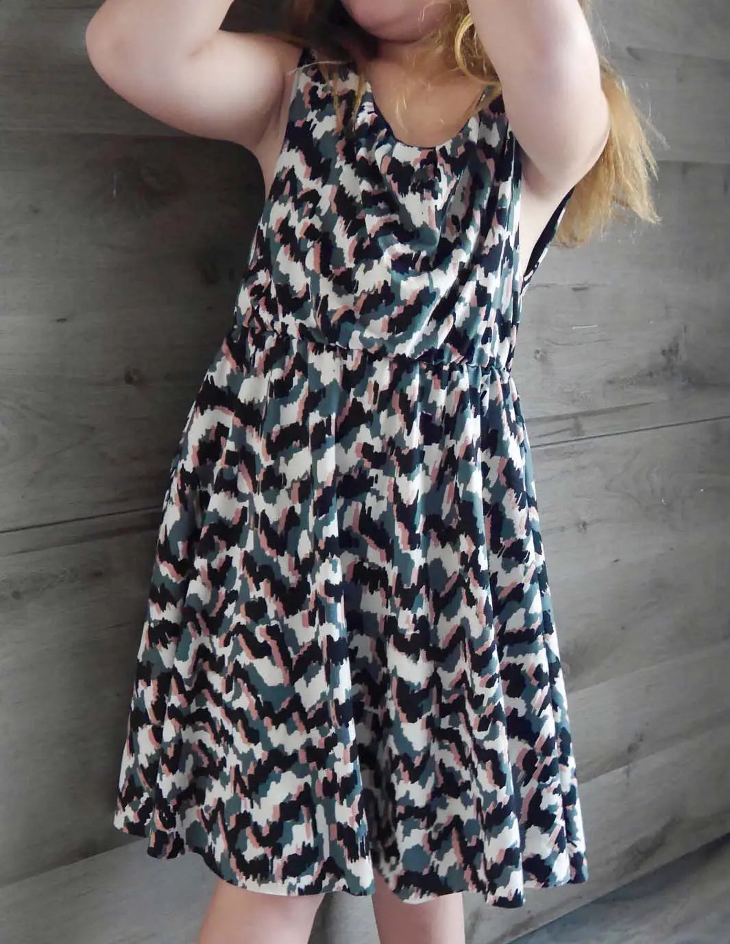 Vue rapprochée du buste et des plis à l'encolure, robe graphique sans manches – patron de couture Cylia de Kandix