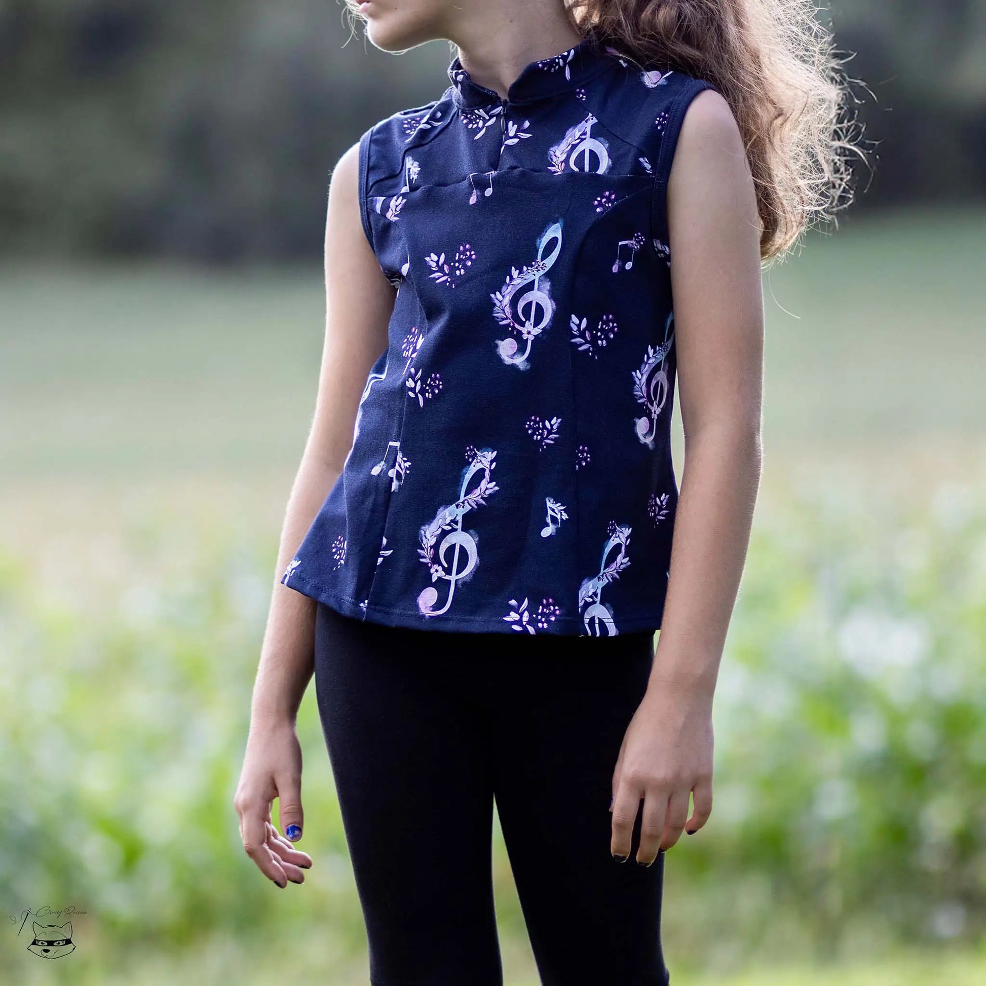 Vue de profil d’un haut musical noir, enfant debout bras relâché - patron de couture Gaby de Kandix