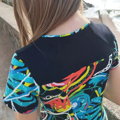 Zoom sur le dos d’une robe Gaby enfant avec empiècement contrasté noir et imprimé coloré - patron de couture Gaby de Kandix