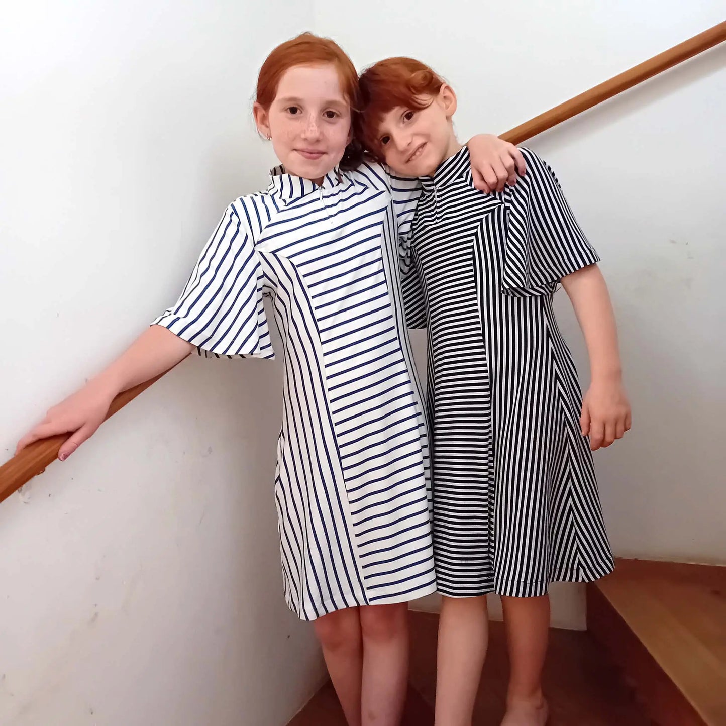 Deux filles en robe rayée appuyées l’une contre l’autre, bras croisés sur l’épaule et grands sourires - patron de couture Gaby de Kandix
