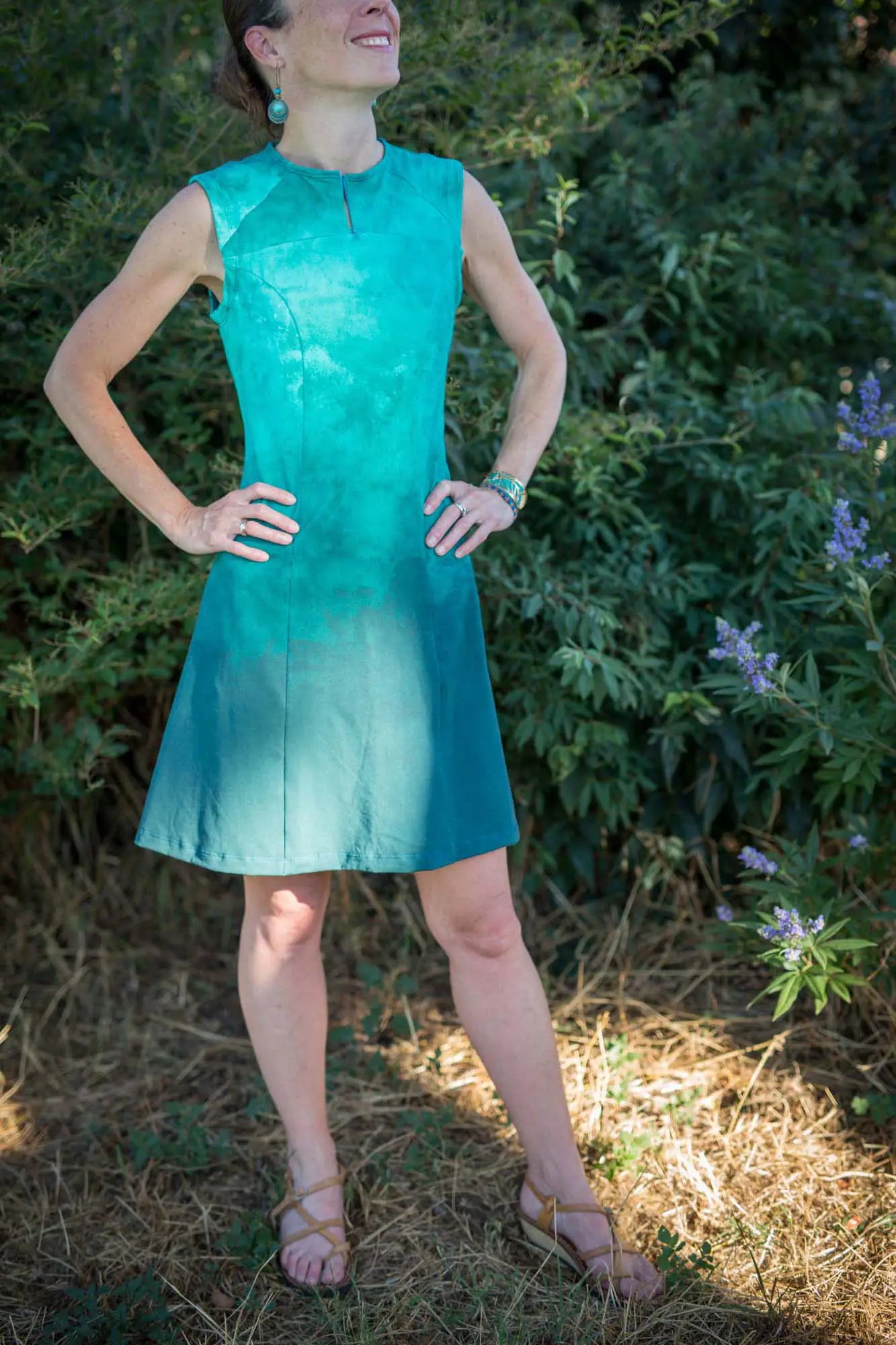 Robe turquoise sans manches au dégradé subtil, portée par une femme posant les mains sur les hanches - patron de couture Gaby de Kandix