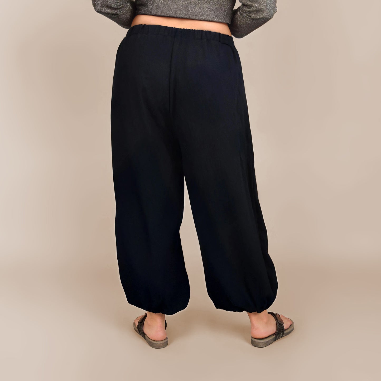 pantalon fluide Yasmine femme en chaine et trame noir vue de dos – patron Kandix