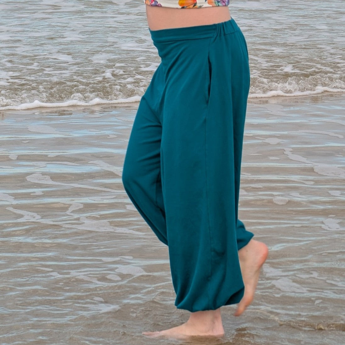 pantalon fluide femme Yasmine jersey fluide vert petrole vue de profil – patron Kandix