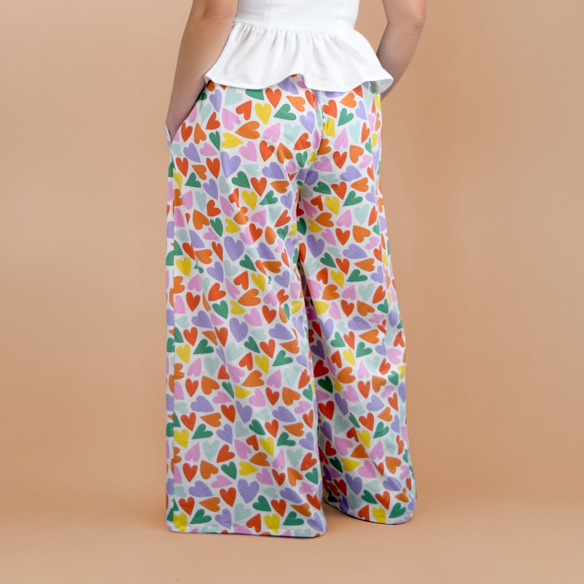 pantalon fluide Yasmine femme en jersey imprime coeurs multicolore vue de dos – patron Kandix