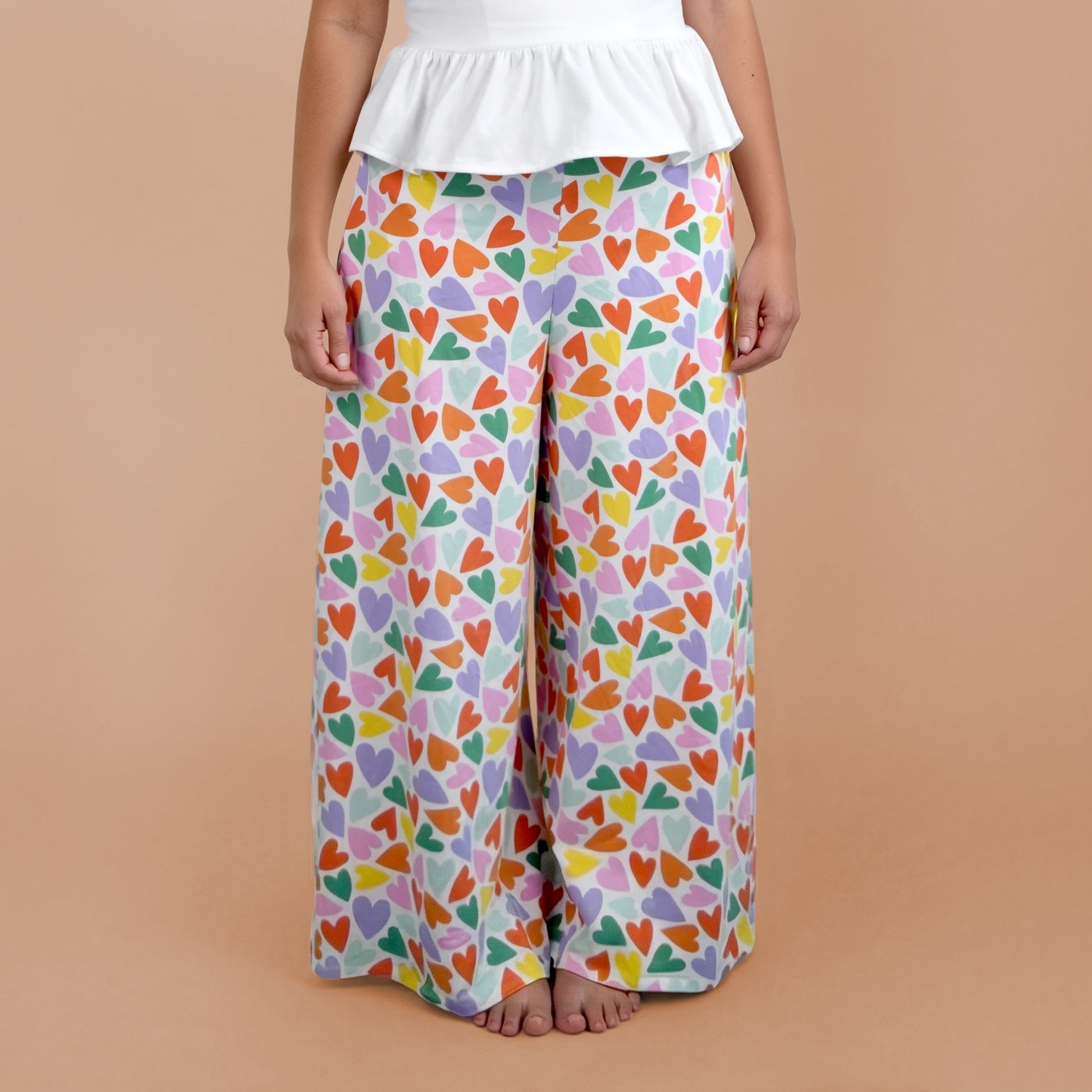 pantalon fluide Yasmine femme en jersey imprime coeurs multicolore vue de face – patron Kandix