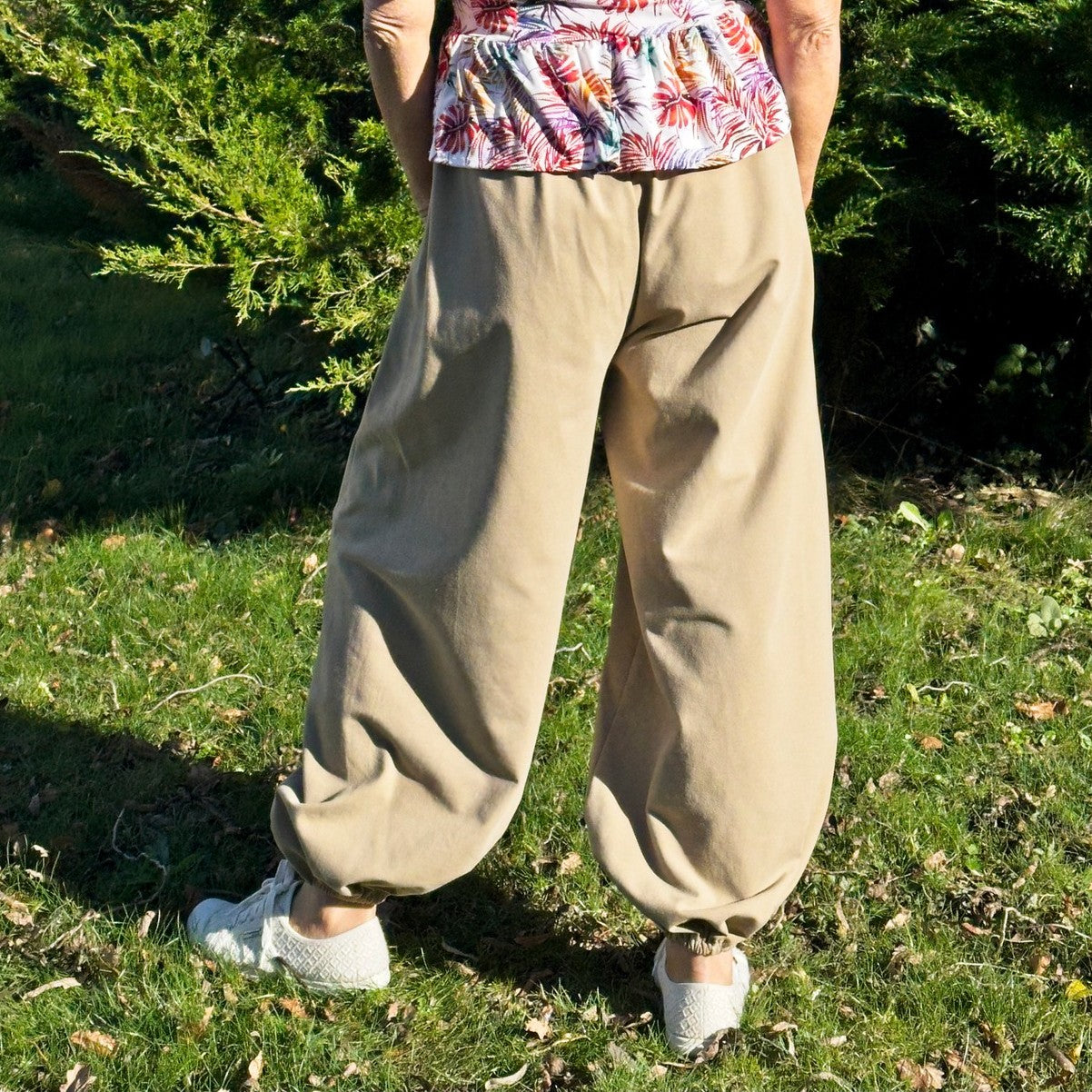 pantalon fluide femme Yasmine tissu fluide beige vue de dos en exterieur – patron Kandix