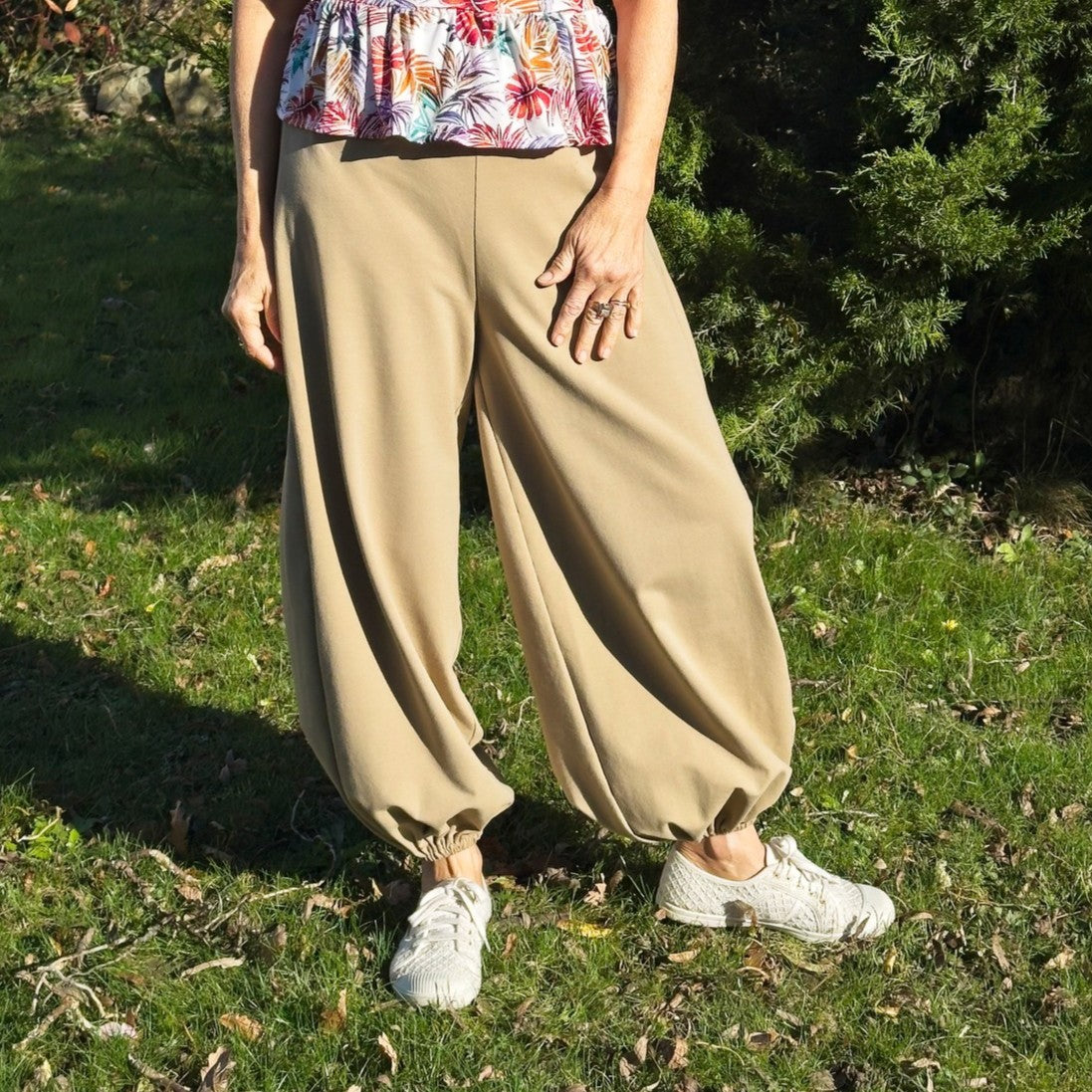 pantalon fluide femme Yasmine tissu fluide beige vue de face en exterieur – patron Kandix