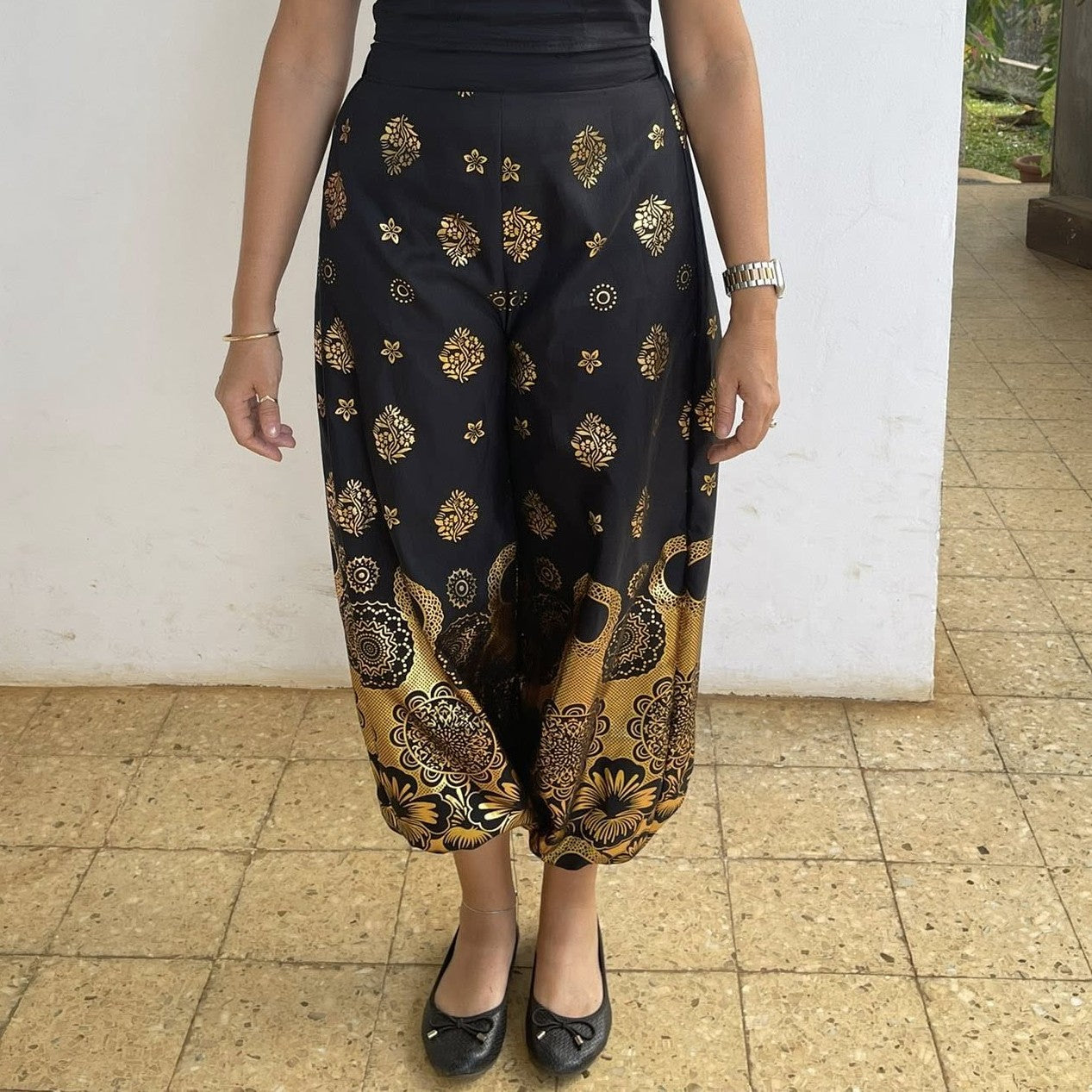 pantalon fluide femme Yasmine tissu fluide noir motifs dores vue de face – patron Kandix