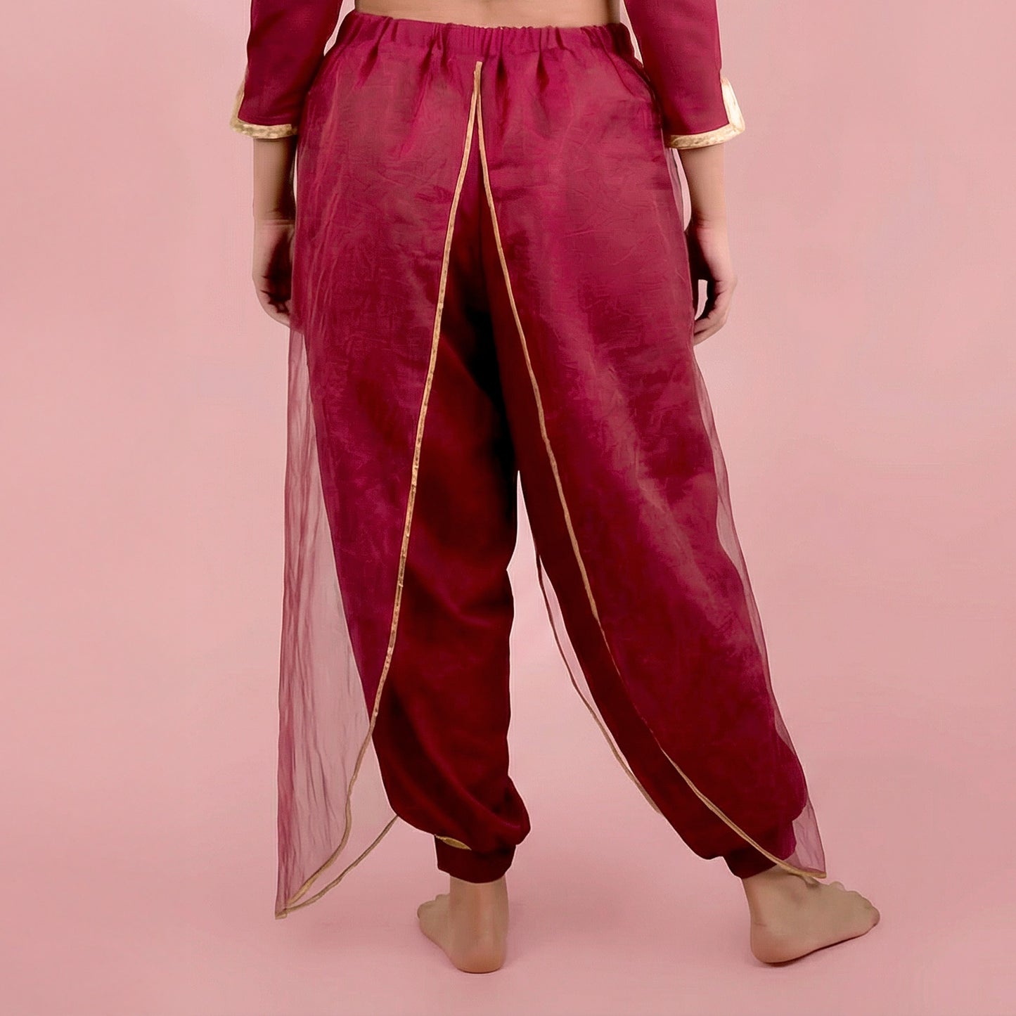 pantalon fluide Yasmine femme style costume en voile bordeaux et or vue de dos – patron Kandix