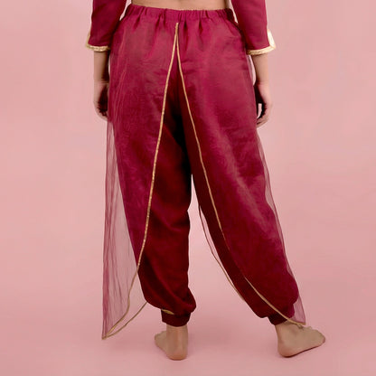 pantalon fluide Yasmine femme style costume en voile bordeaux et or vue de dos – patron Kandix