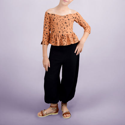 Ensemble Yasmine enfant avec top manches 3-4 a encolure degagee en tissu camel a motifs noirs et pantalon ample noir – patron Kandix
